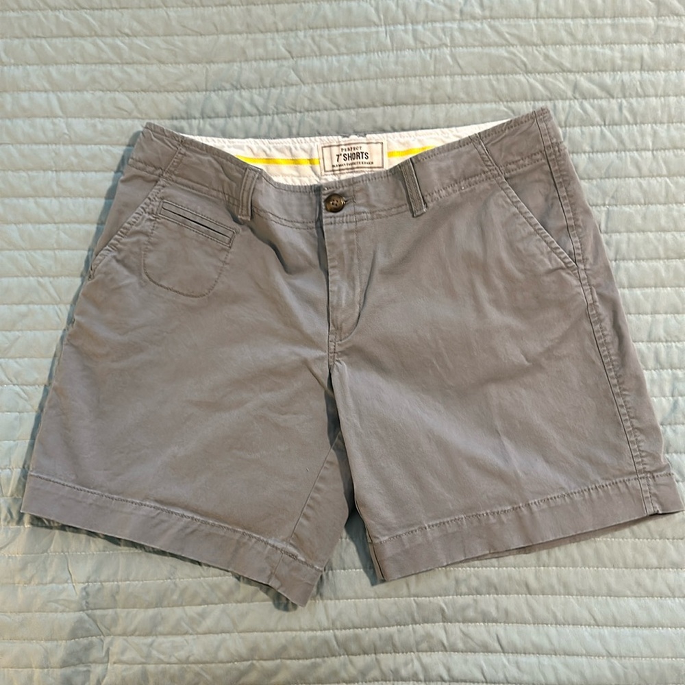 Tall size Old Navy Perfect 7” inseam gray khaki shorts 8 Tall